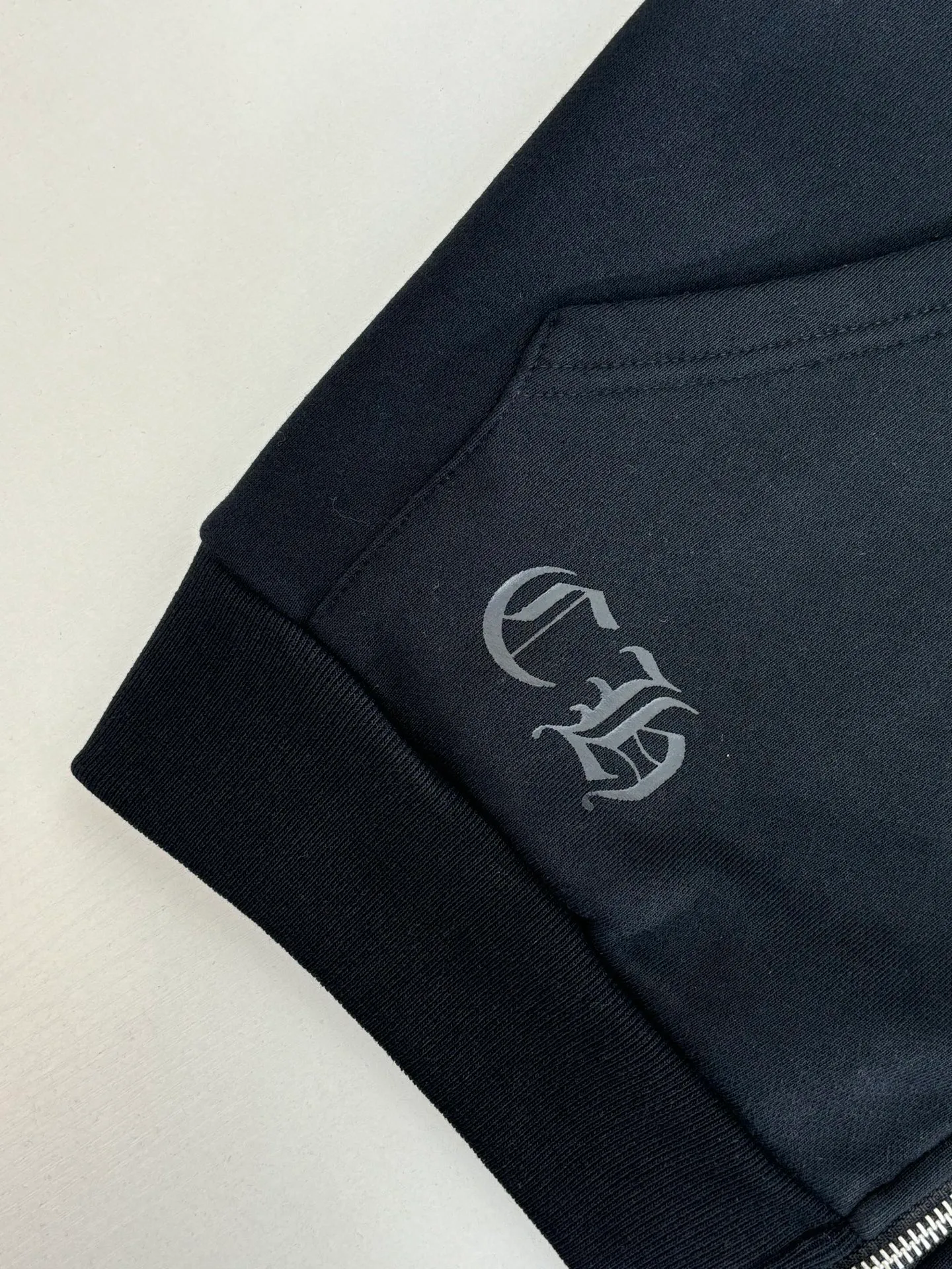 🅿️470 Come Hearts*/Cro Hearts 25 new Sanskrit letter printed zipper hooded sweatshirt. It is made of 100% custom-woven and dyed pure cotton fabric, with a thin velvet lining. The front, back and sleeve logo printing uses a special glue printing process. Its characteristic is that it uses high-performance glue to create a sense of layering in the printed pattern. The zipper puller and back hem are custom-developed using silver-plated foti material. The cuffs and hem have a shrinkage effect. The front panel is manually cut and positioned, hand-sewn and hand-stuffed pockets are designed. The overall routing is straight and delicate. Size: S/M/L/XL